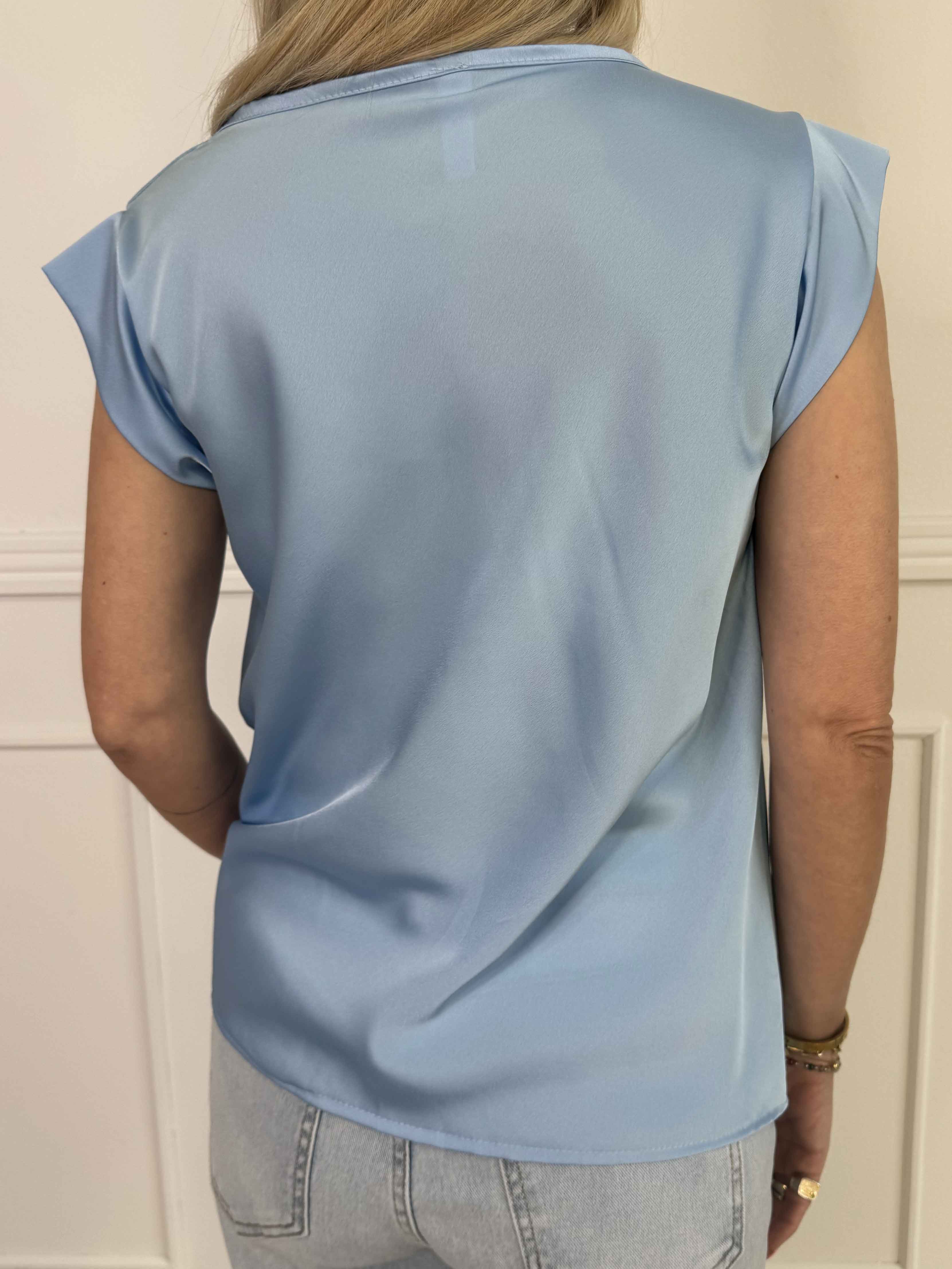 Lisa - Sød blank top med fint fald foran